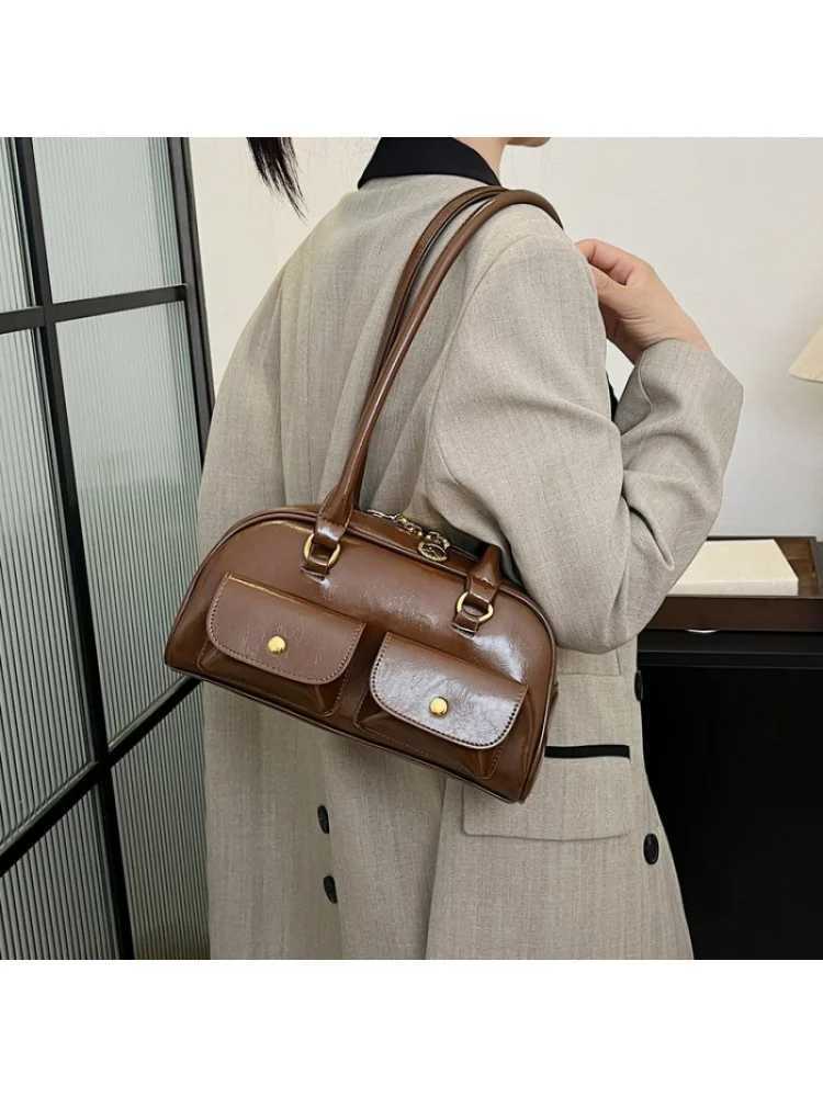 Fashionable Vintage Messenger Bag For Women In Elegant Leather Featuring Large Capacity And Chic Paris StyleW251111