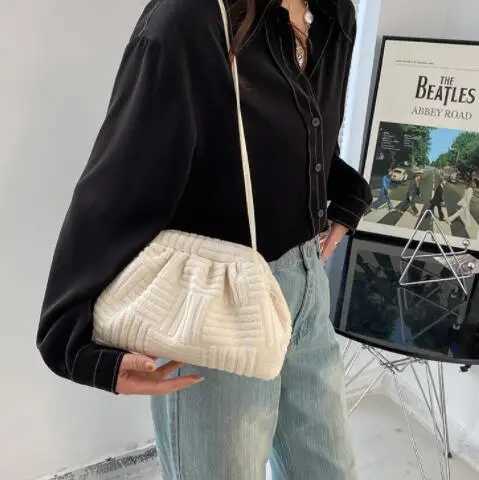 2024 Luxury New Towel Bag Handbag Womens Fi Popular Portable Bucket Bag Chain Shoulder Bag Messenger BagXJ250412