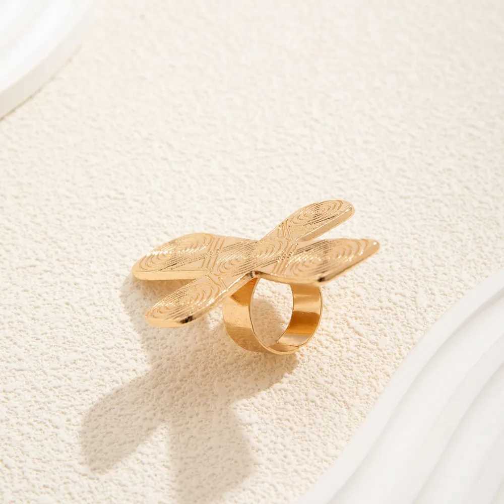Vintage luxury personalized gold stainless steel large heart-shaped ring suitable for womens punk cross hip-hop rock party jewelryXJ250412