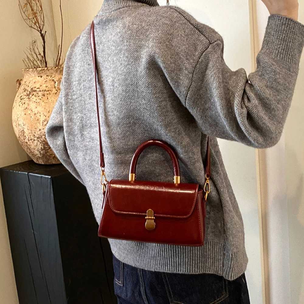 Women Crossbody Bag French Style Vintage Solid Buckle Zipper Handbags High-Grade Glossy PU Texture Single Shoulder BagsT2511112