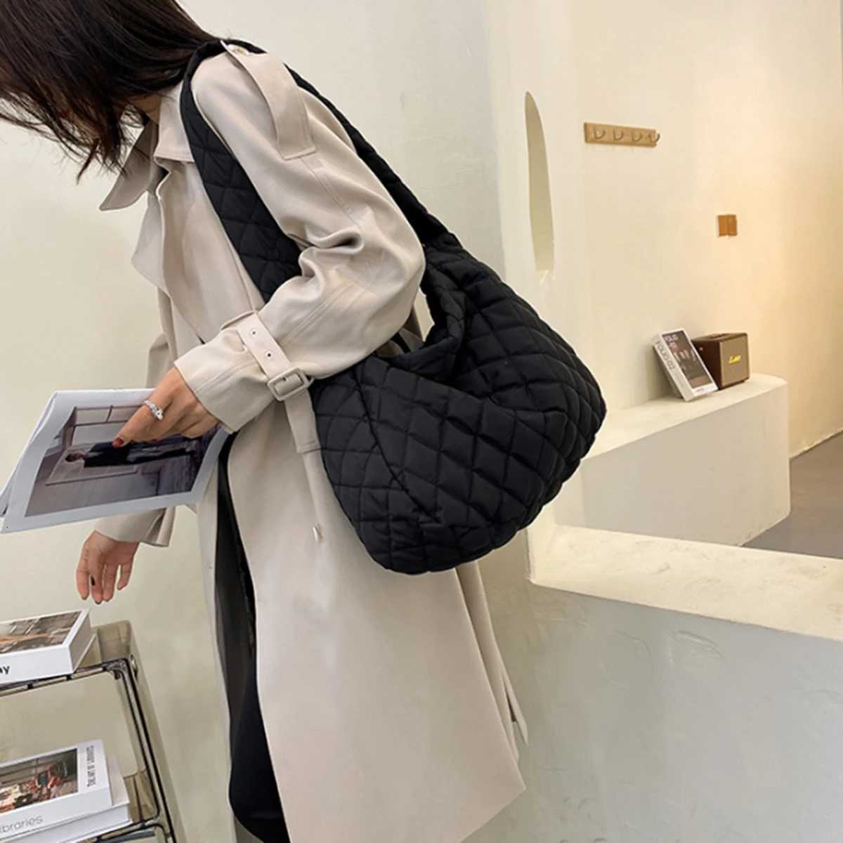 White fashion down cotton shoulder bag female cloud fold casual personality large capacity crossbody bag commuter bag 1 packT2511112