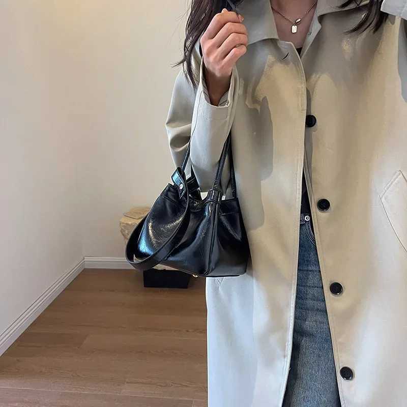 Advanced beauty style Sier Crossbody Bags womens Fi handbag short top handle leather luxury brand party handbagXJ250412