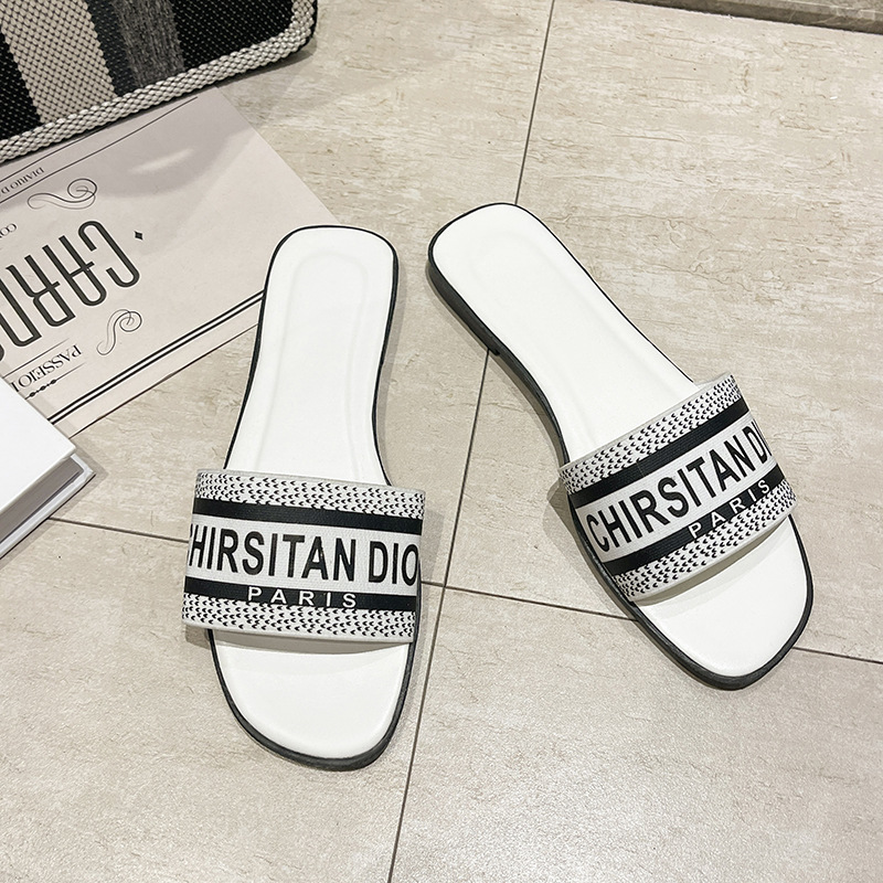 Ladies 2025 summer new fashion foreign trade selling embroidery flat slippers D letter candy color printed outside to wear a line slippers