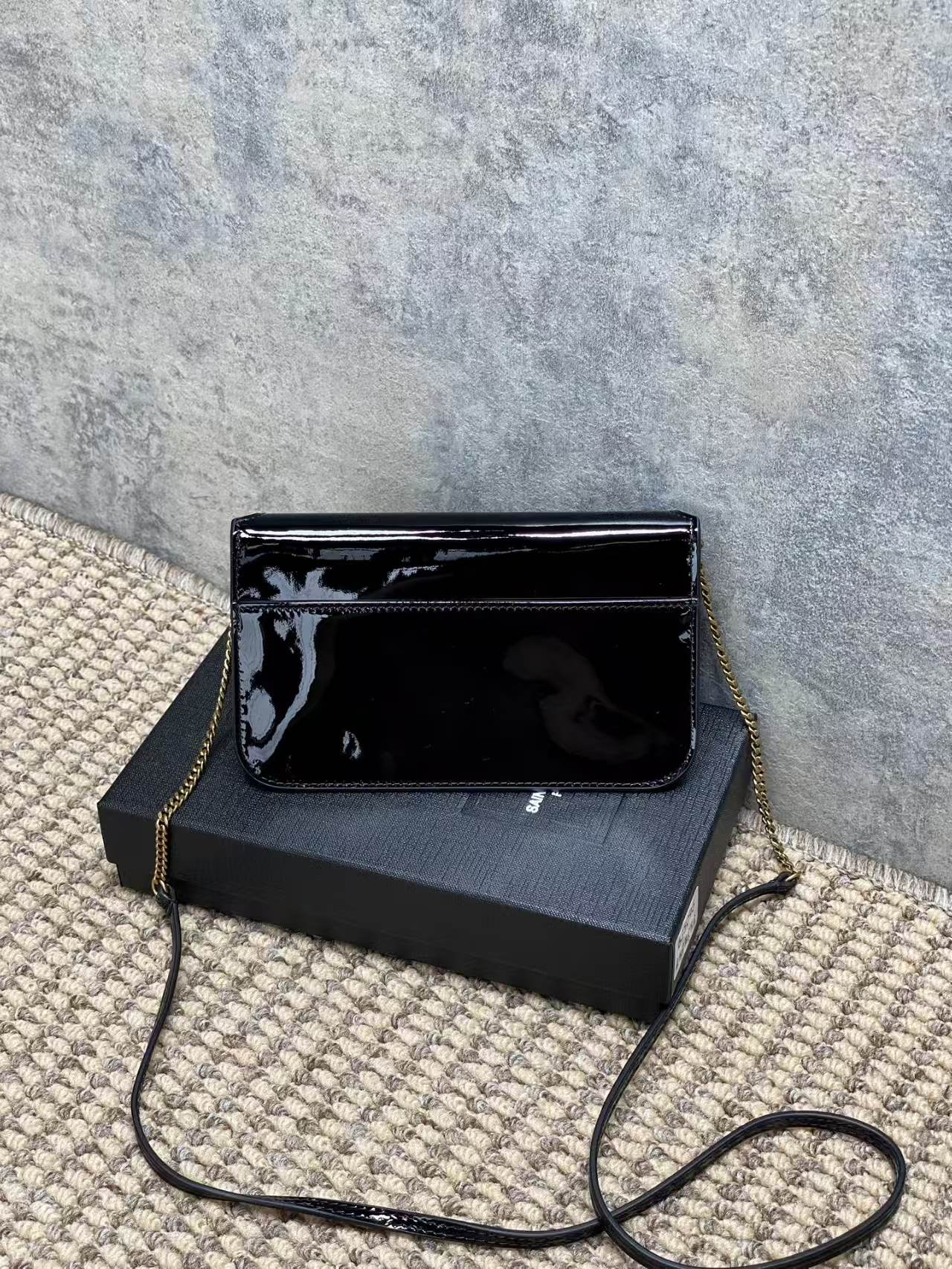 Designer crossbody bag with a stylish crocodile texture, glossy patent leather, various styles paired with a gold chain, a fashionable and elegant wallet