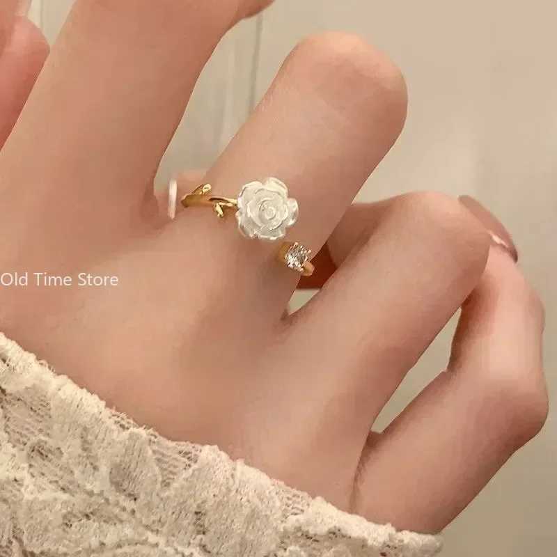 Trend Luxury Womens Ring Gold Plated Stainless Steel Rose Ring Fashion Jewelry Temperature Anillos MujerXJ250412
