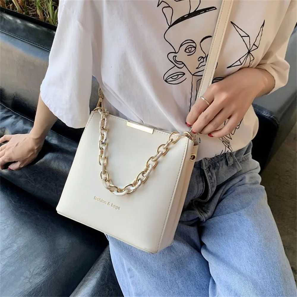 Leisure White Bucket Luxury Handbag for Women Fashion Chain Bag Versatile Crossbody Shoulder Bags Ladies Small Square Bag TotesT2511112
