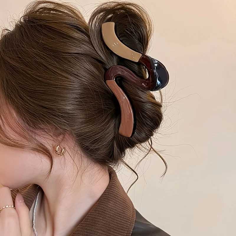 Large wave hair claw clip designed by French minimalists for women high-end shark clip 2025 new style Updos hair accessories. Y2504012