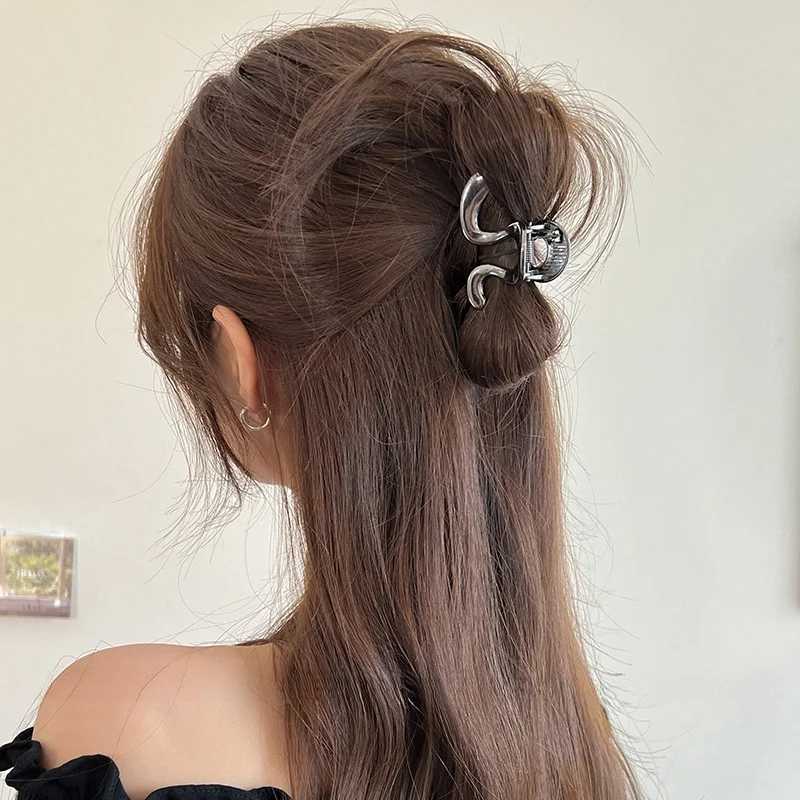 VANIKAs new simple irregular metal hair clip elegant geometric womens ponytail clip crab claw fashionable headwear Y2504012