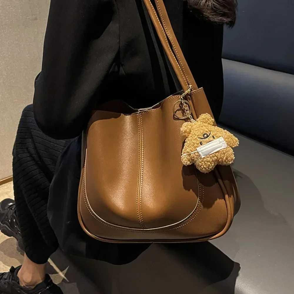 High end texture large capacity bag 2024 autumn and winter new womens bag Fi commuting shoulder bag womens handbagXJ250412