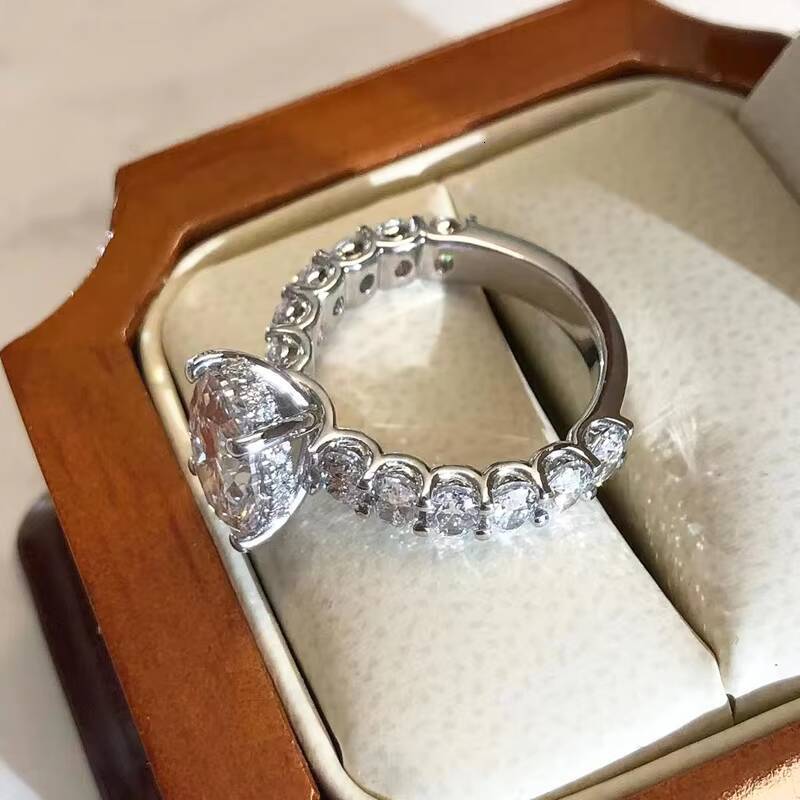 Yu Ying Elegance of an 3CT Oval VVS Moissanite Diamond 18K White Gold Wide Band Fine Jewelry Wedding Rings for Woman Brides