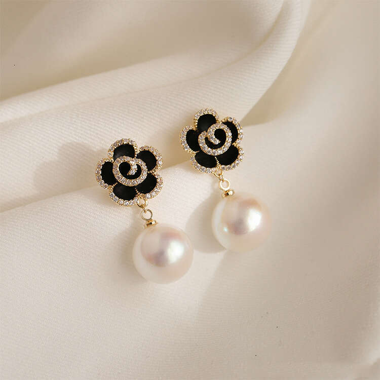 Designer Earrings Black Rose Pearl Flower Elegant High-end Atmospheric Three-dimensional Petal Earrings for Women