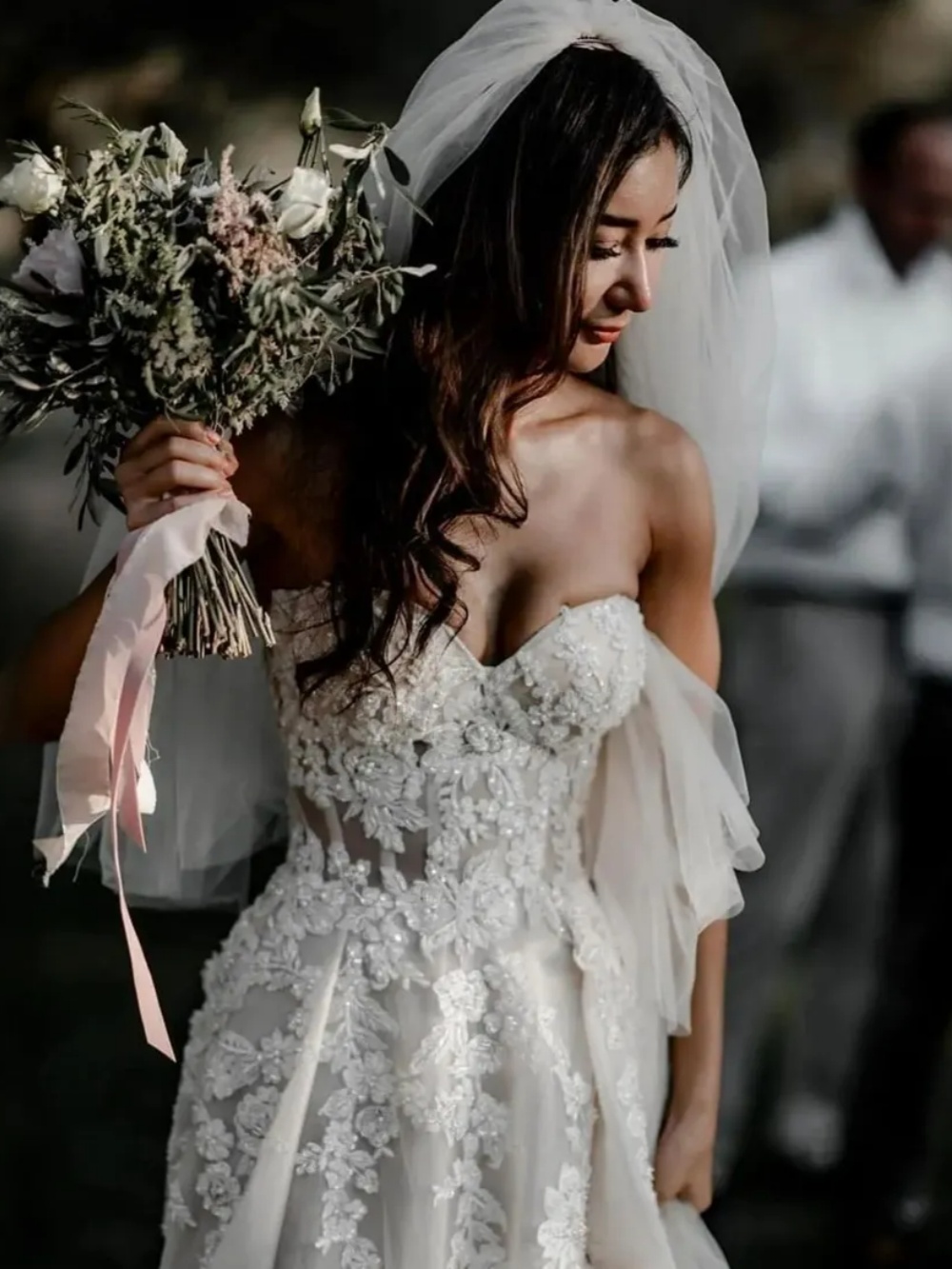 Classic Beading A Line Wedding Dresses Appliques Strapless Sleeveless Bride Dress High Split Sweep Train Bridal Dress Customized