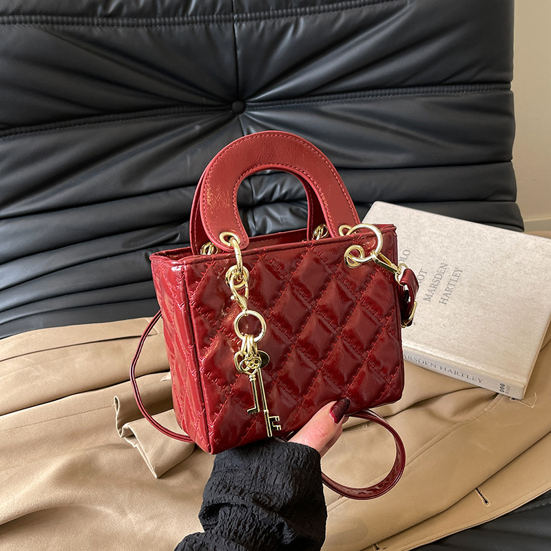 2025 Fashionable mini bag for women new style trendy fashion chain handle small square bag high-end sense single shoulder and cross body bag