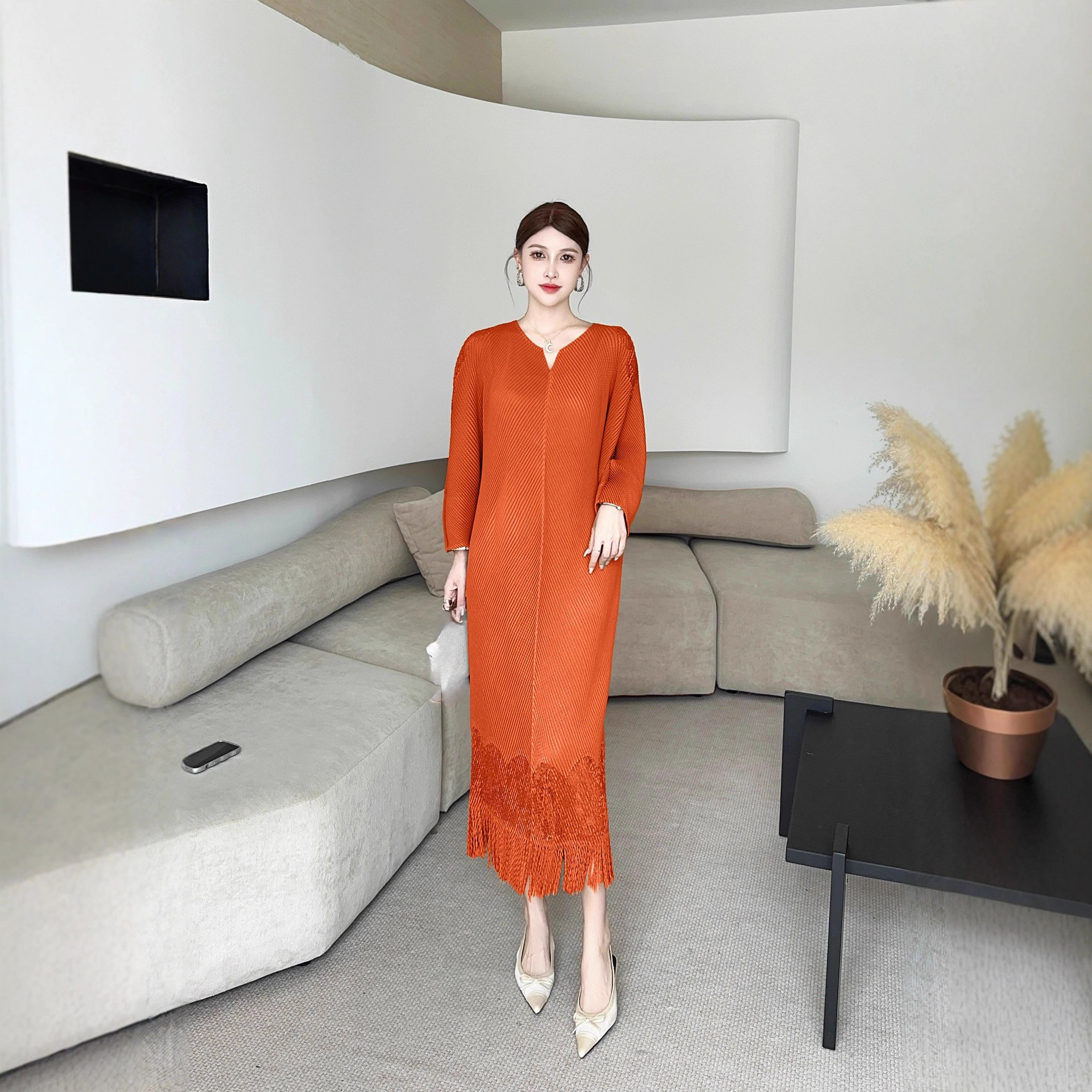 A3303 Pleated dress with tassel trim at the hem, V-neck, long sleeves, mid-length, Miyake dress