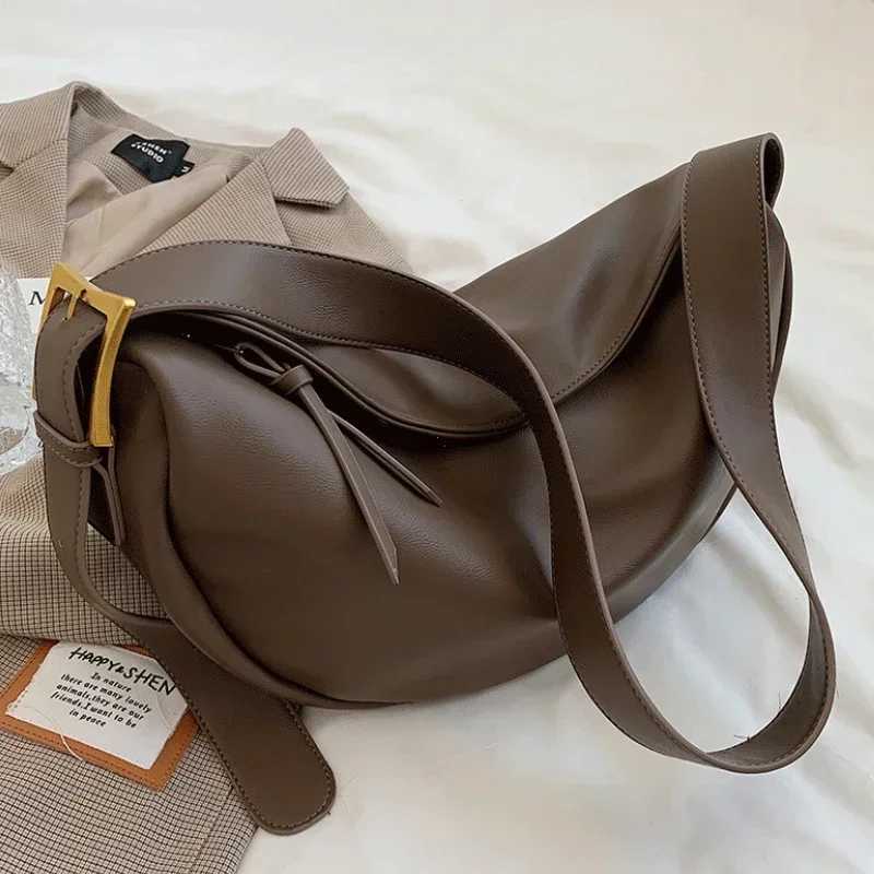 Womens cross body bag large capacity luxury handbag solid soft shoulder bag womens casual travel homeless bag retro Sac newXJ250412