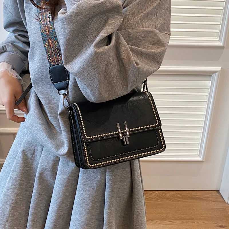 Popular wide shoulder bag new womens bag retro single shoulder crossbody bag small square bagT2511112