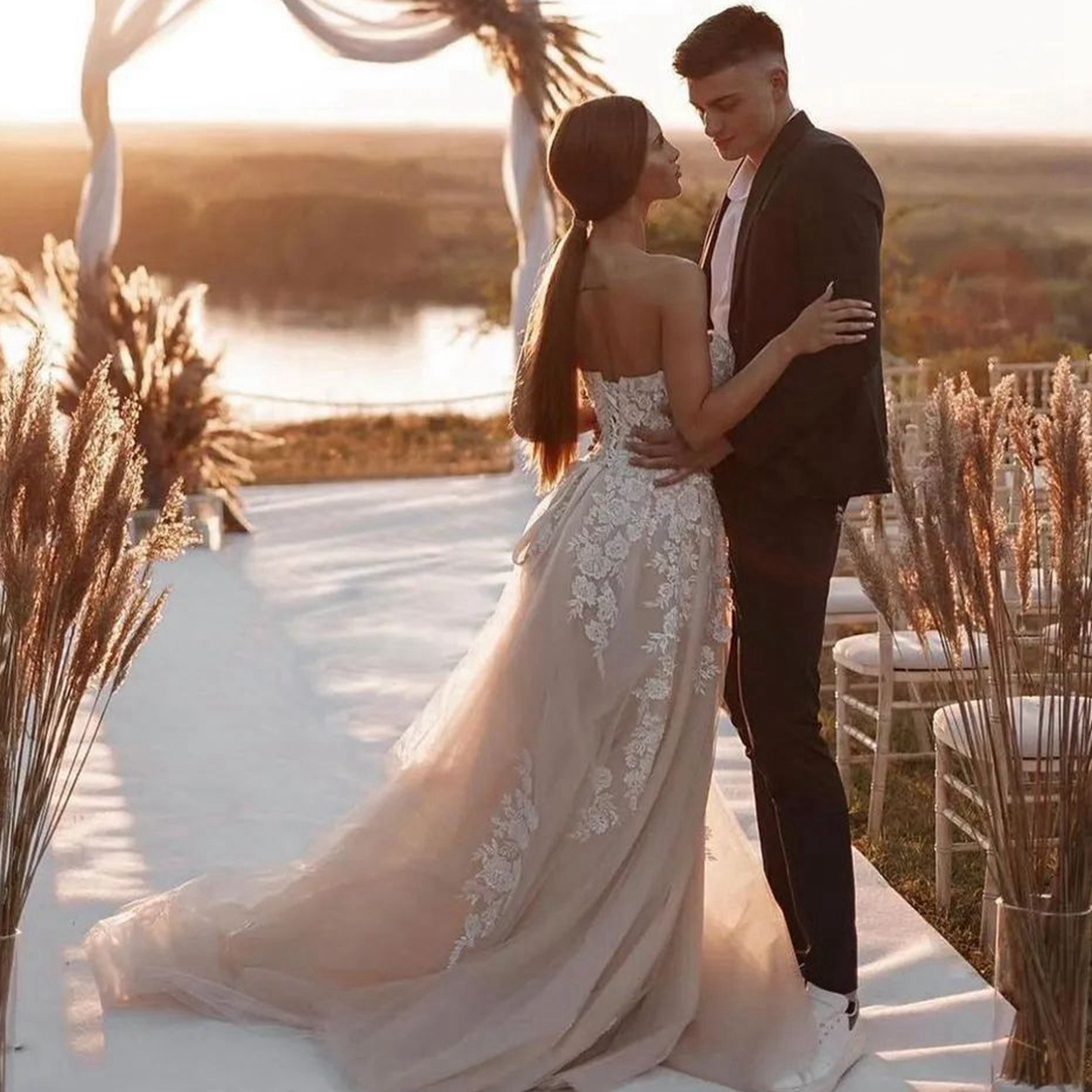 Classic Beading A Line Wedding Dresses Appliques Strapless Sleeveless Bride Dress High Split Sweep Train Bridal Dress Customized