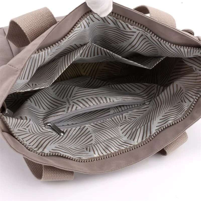 Casual Women's Bag, Fashionable And Casual ,2024 New Item, Large Capacity Solid Nylon Cloth Single Shoulder Hand-Held Mother Bag