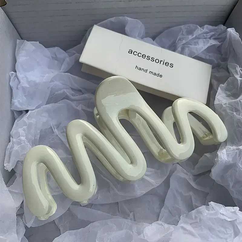 2023 Color Jelly Wave Hair Claw Womens Fashion Design Korean Sweet Simple Irregular Hair Clip Wear Wholesale Y2504012