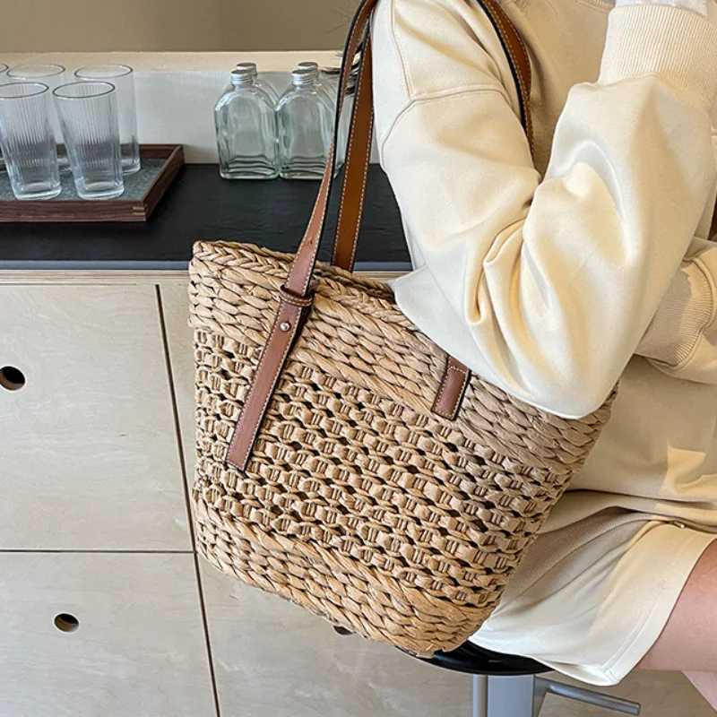 Summer hand drawn Str beach womens handbag 2025 retro hollow outer basket Rattan handbag shoulder bag new beach bagXJ250412