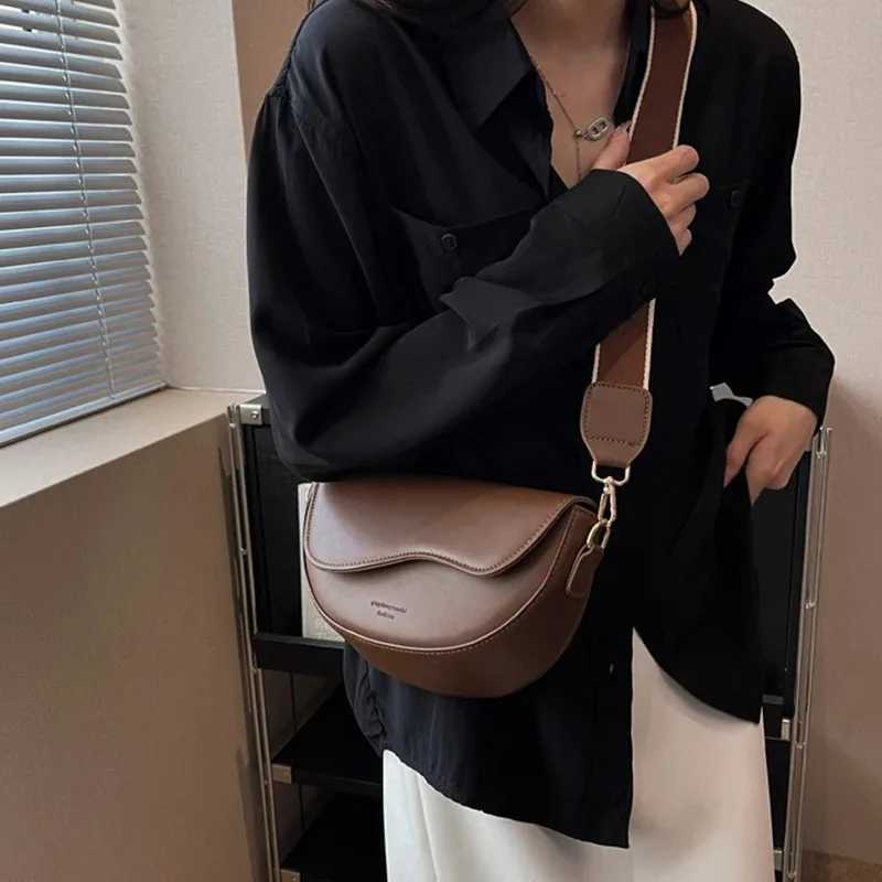 Women Vintage Solid Color Flap Small Saddle Shoulder Underarm Bag Fashion PU Leather Wide Strap Crossbody BagT2511112