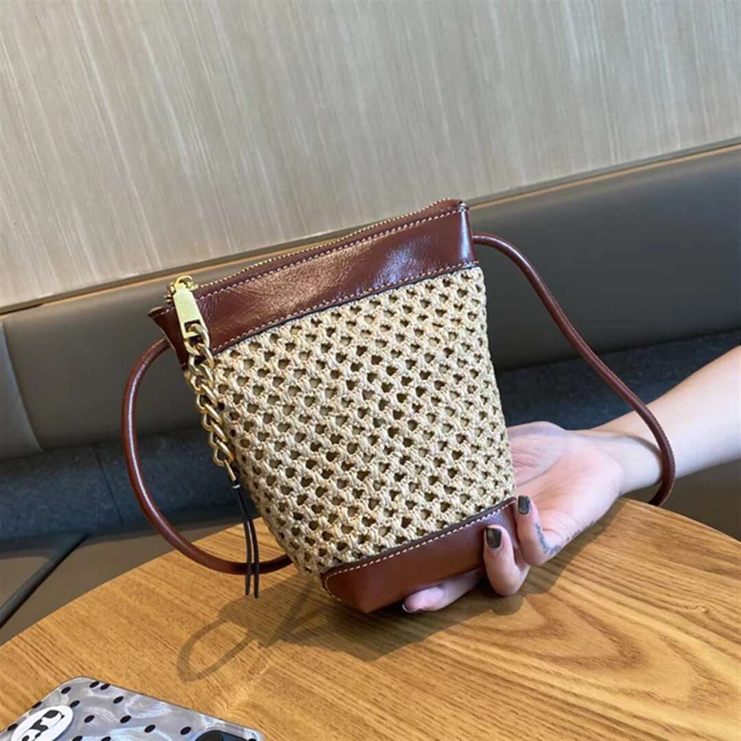 2024 New Style Cowhide Leather Crossbody Designer Casual Mobile Phone High Quality High-End Straw Basket Women Bag