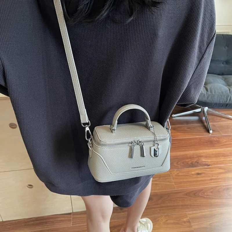Fashionable Elegant Leather Crossbody Bag for Stylish Women with Vintage Design and Luxury CapacityW251111