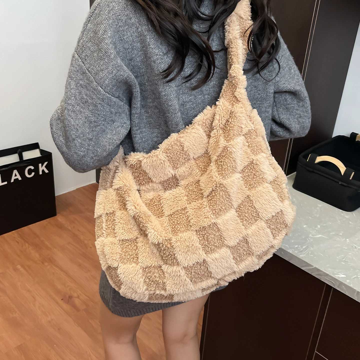 Fuzzy Tote Bag for Wen Fall Winter Plush Soft Shoder Bag Handbag Large Fleece Crossbody Purse for Daily Use Shopping Wor H251111