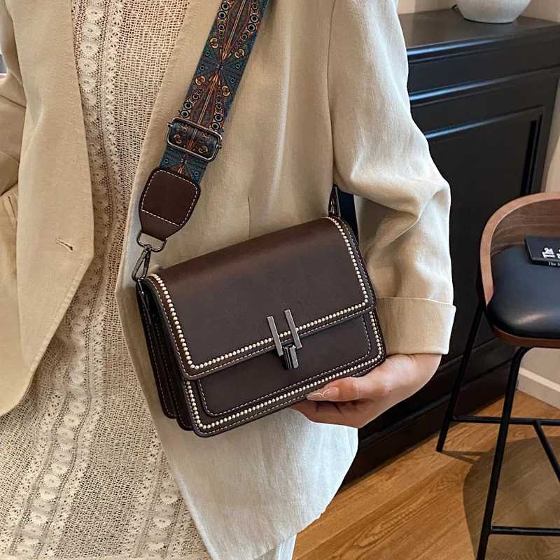 Popular wide shoulder bag new womens bag retro single shoulder crossbody bag small square bagT2511112