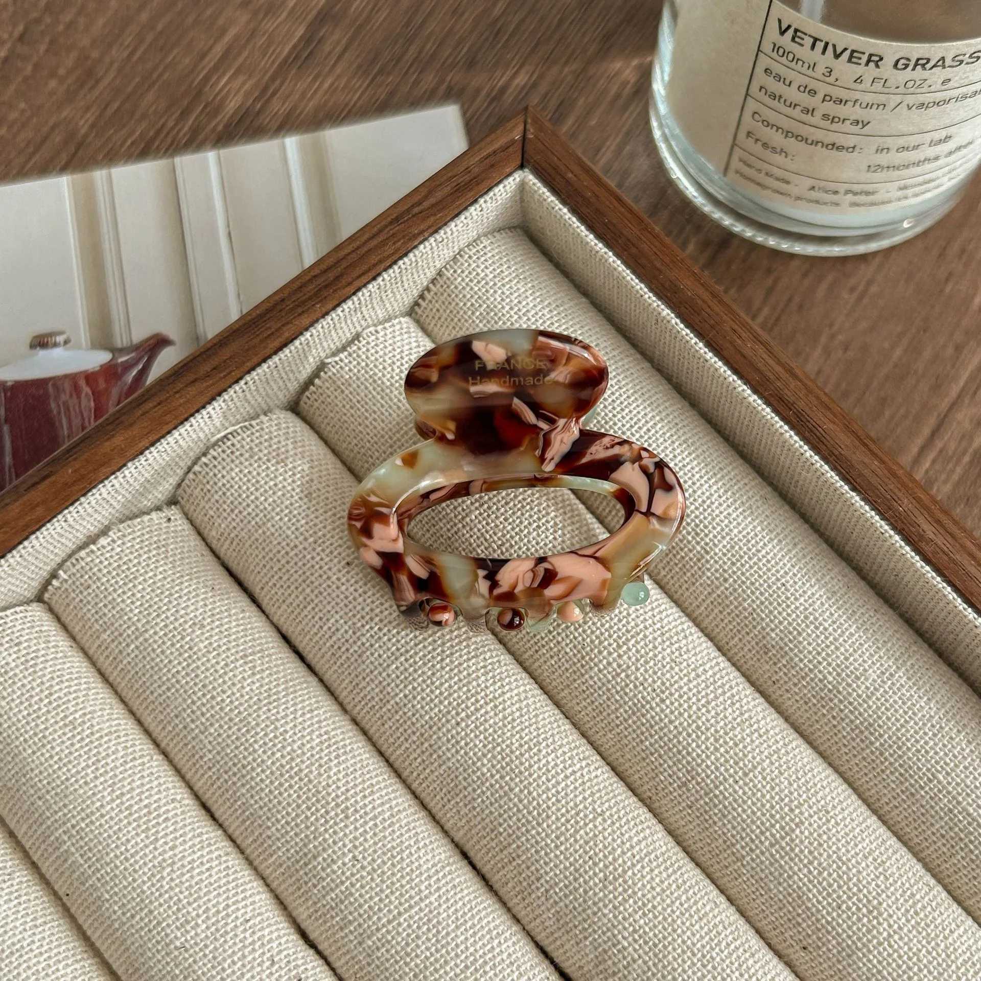 Leopard Print French designed womens hair claw clip anti slip hair claw clip thick hair accessory Y2504012