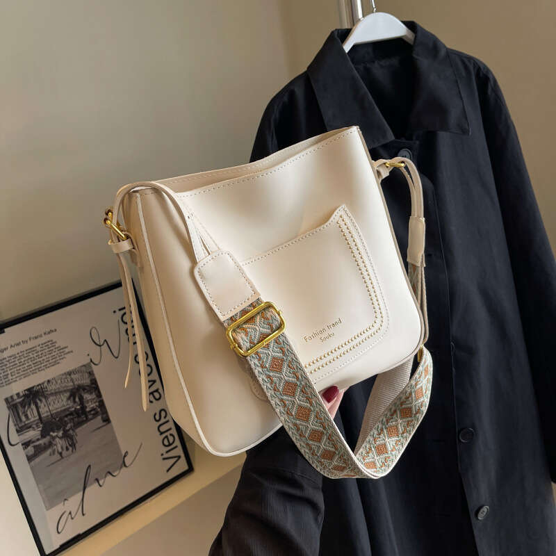 New and versatile tote with niche high-end texture, personalized temperament, large capacity bucket bag, trendy diagonal cross bag