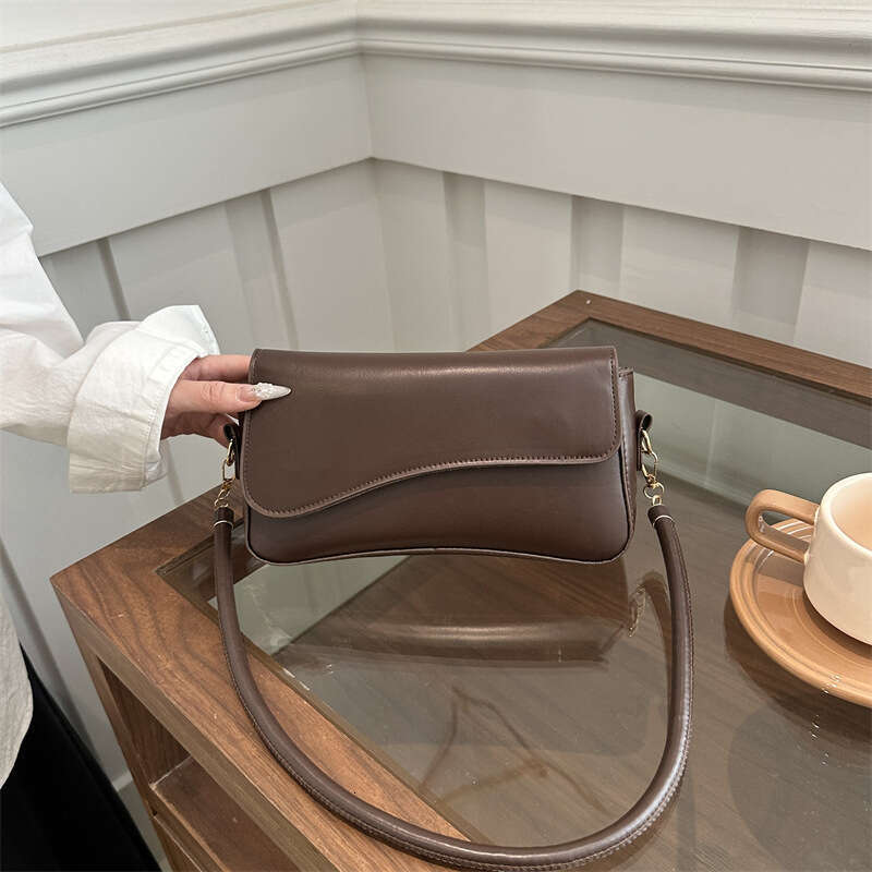 A niche single shoulder underarm for women, casual soft leather handbag, stylish and versatile crossbody bag