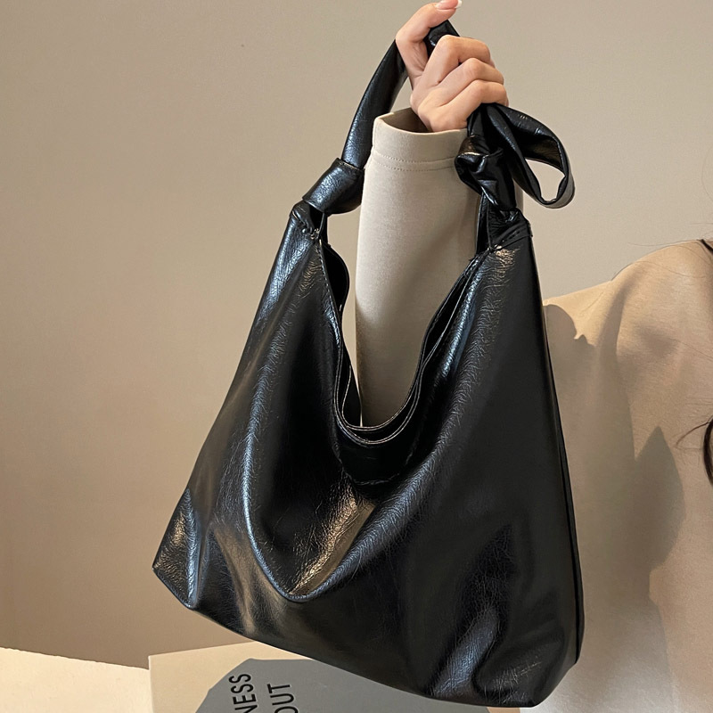 2025S Designer Women S Bag Simple Tote For Women New Autumn And Winter Niche Designer Wide Shoulder Strap Crossbody Large Capacity Commuting Bag