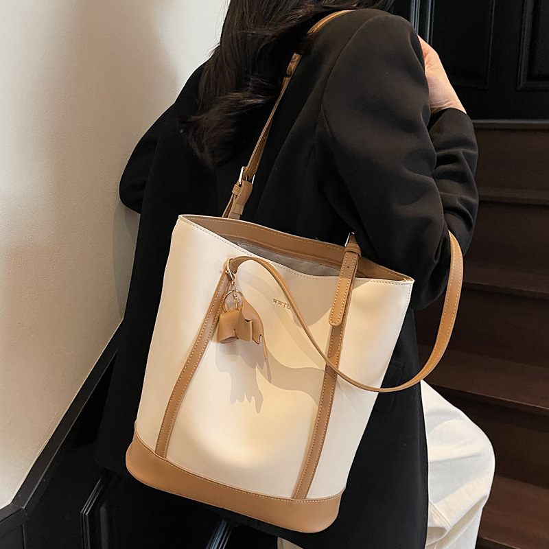 2025S Designer Women S Bag Water Bucket New Style Simple Contrasting Color Fashionable Women S Commuting High End Sense Large Capacity Shoulder Bag Fo