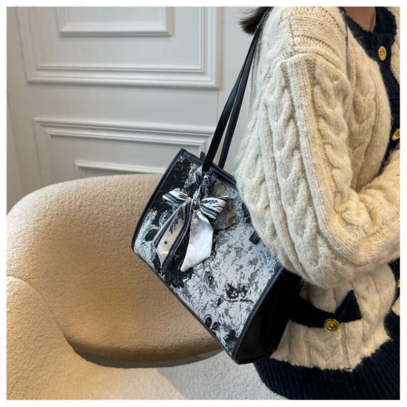 2025 Spring Summer Large Capacity Women's Fashion Versatile One Shoulder Underarm French Commuter Tote Bag