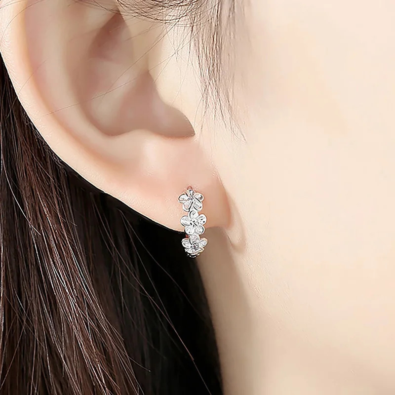 KNB white zircon sweet and cute flower earrings suitable for womens parties real 925 sterling silver personalized high-quality jewelry 250409