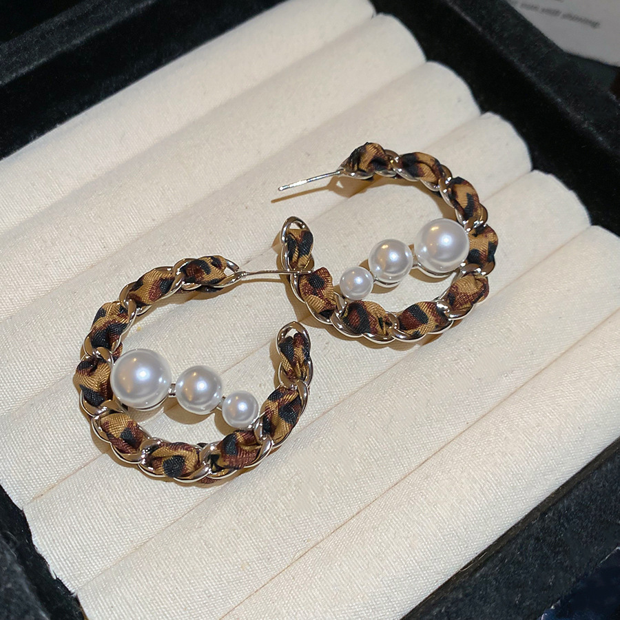 Silver Needle Leopard Print C-shaped Pearl Stud Vintage Melad Elegant Earrings Light Luxury High-end Niche Ear Jewelry Wholesale - view 4