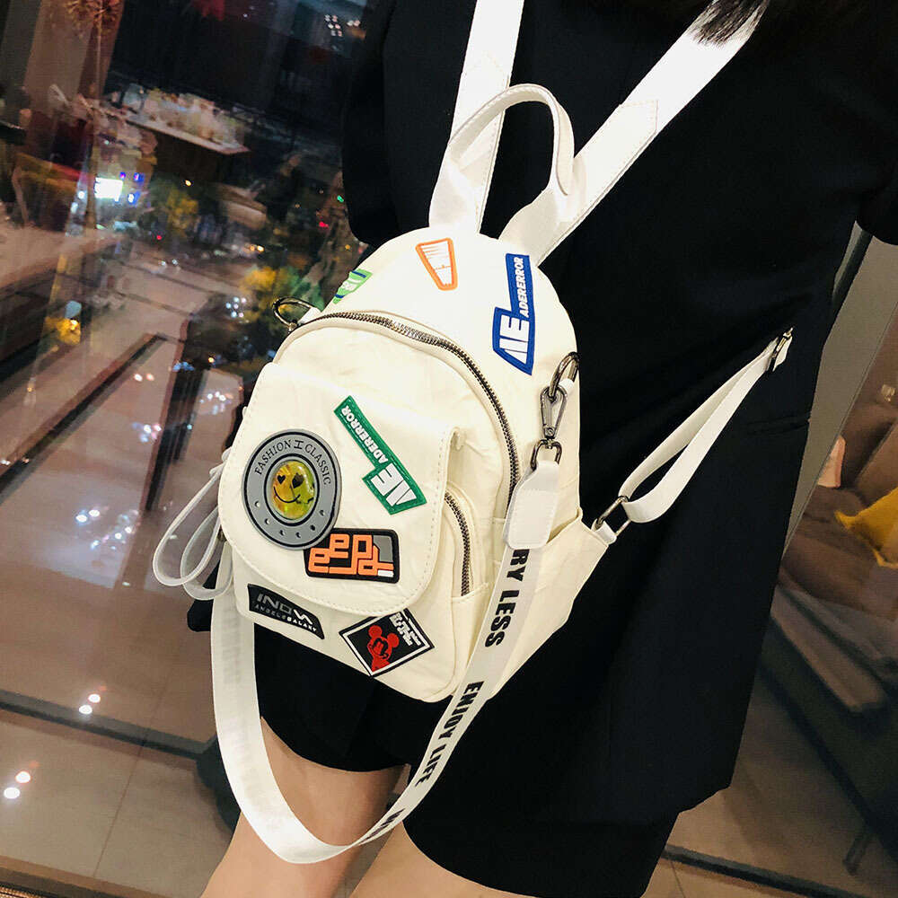 Backpack for girls with Japanese and Korean style pleated high aesthetic badge design, trendy casual shoulder bag