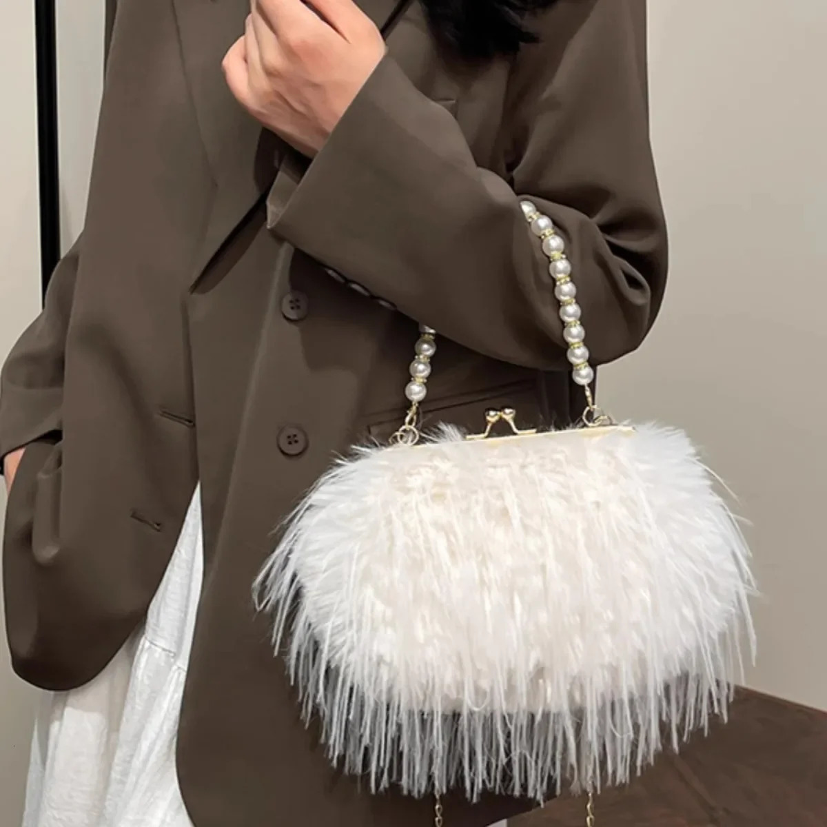 Beading Chain Womens Evening Plush Handbags Faux Fur Tassel Ladies Shoulder Bag Elegant Female Crossbody Bags Party Furry Purse 251110