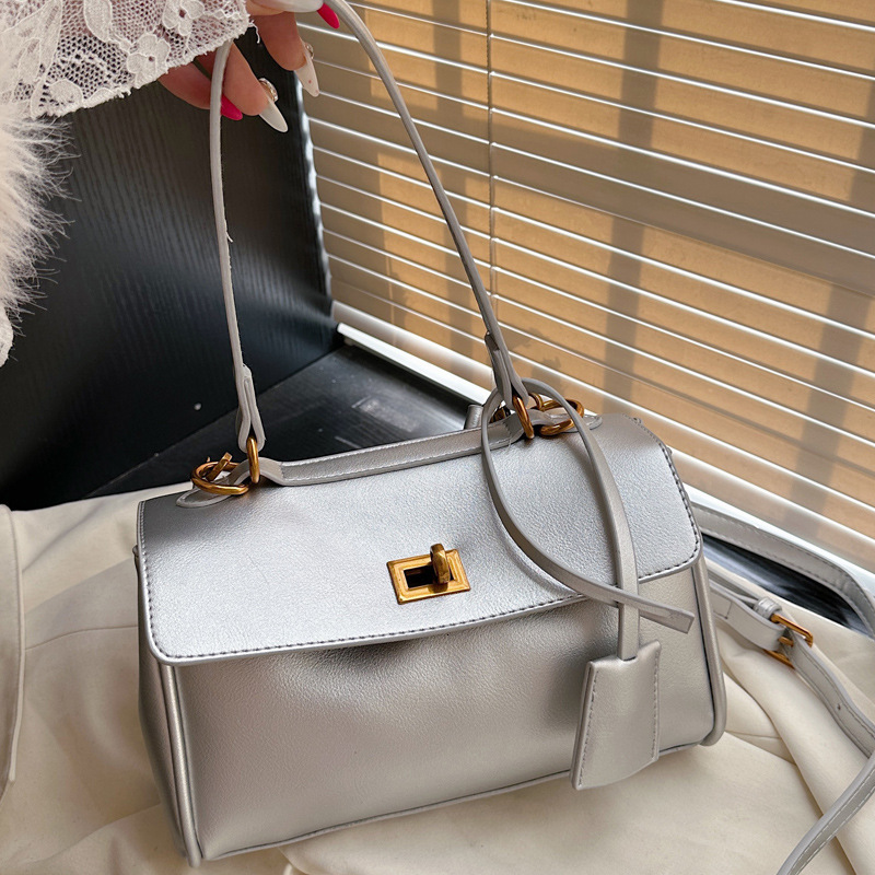 2025S Designer Women S Bag Handbag Large Capacity New Buckle Shoulder Trendy Commuting Crossbody Tote Women S Bag