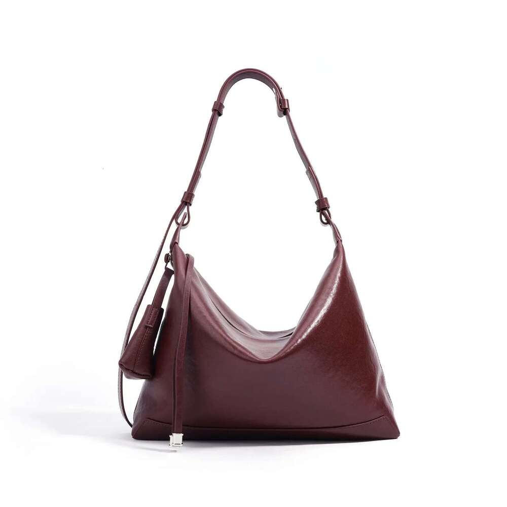 2025 Top Layer Plant-Tanned Cow Leather Shoulder Large Capacity Commuter Premium Stylish Armpit Designer Bag