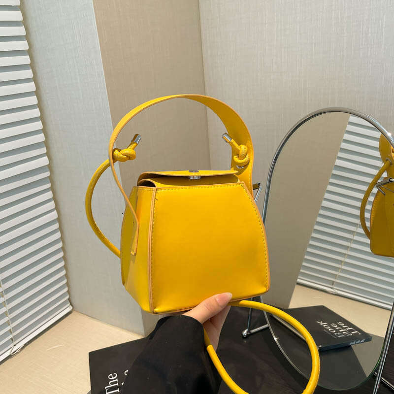 Personalized PU hand-held small square new trendy box fashionable shoulder bag, internet famous high-end crossbody bag