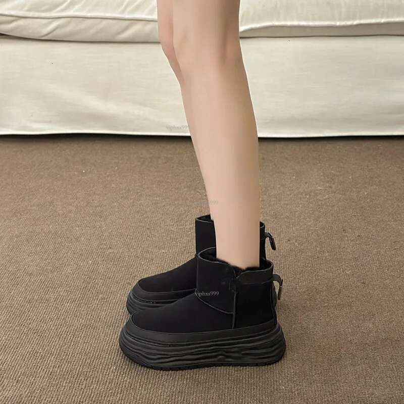 2025 New Designer Shoes Outdoor Women Thick Warm Non-slip Short Boots Soft Sole Bread Cotton Shoes Classic Board Shoes