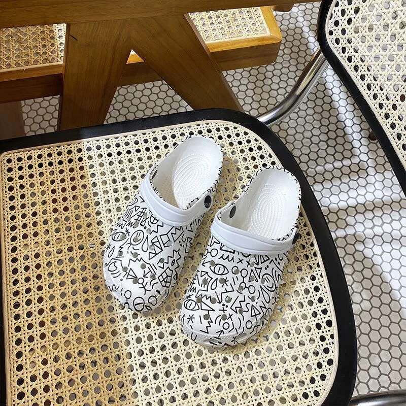 New free shipping designer shoes Fashionable camouflage graffiti ins beach shoes, sandals, flat bottomed garden, women's hole shoes for outdoor w