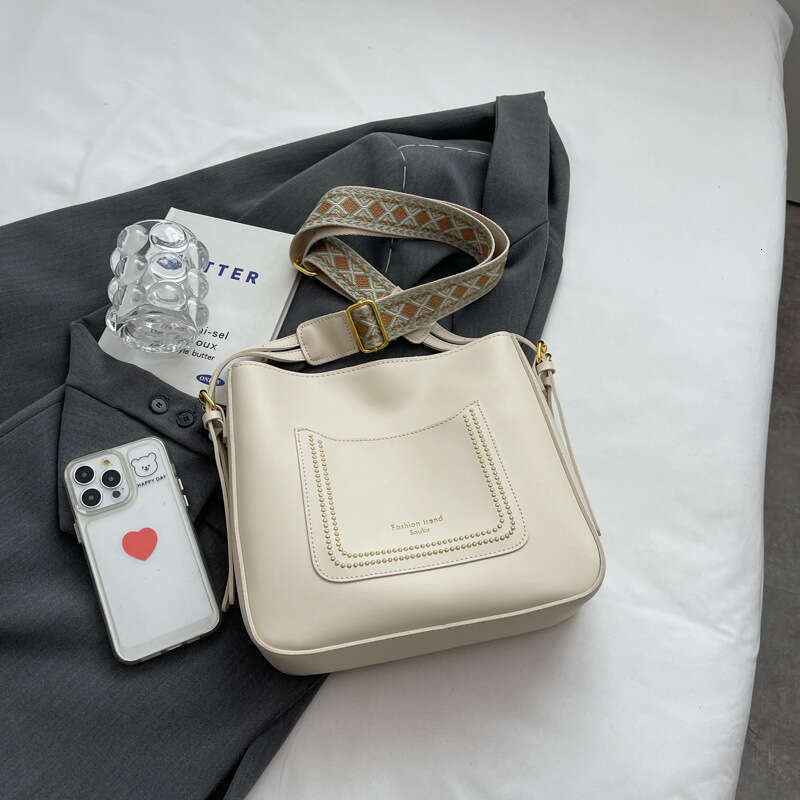 New and versatile tote with niche high-end texture, personalized temperament, large capacity bucket bag, trendy diagonal cross bag