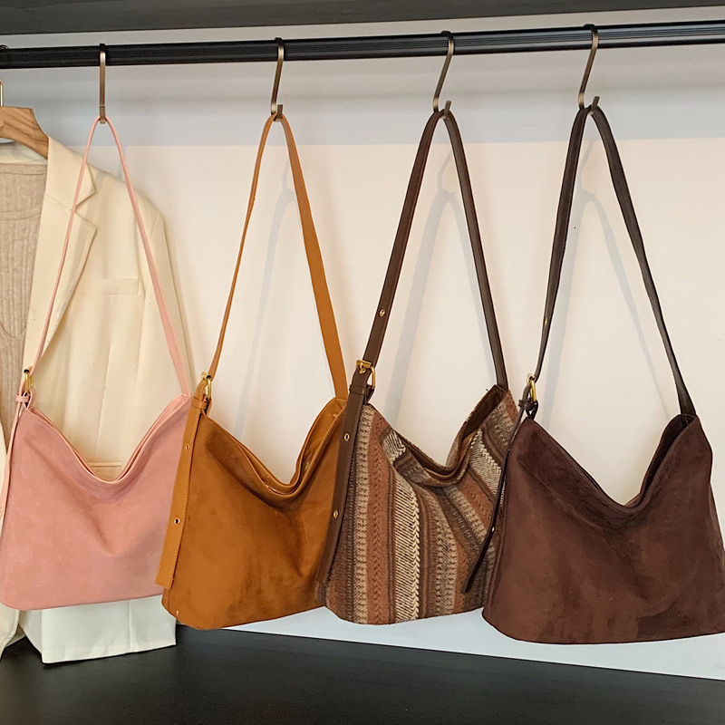 2025S Designer Women S Bag Autumn Winter Armpit High End Sense Large Capacity Tote Bag Women S Single Shoulder Stylish And Niche Design Crossbody Bag