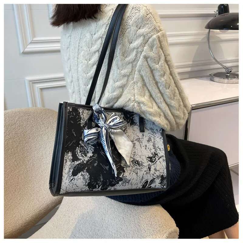 2025 Spring Summer Large Capacity Women's Fashion Versatile One Shoulder Underarm French Commuter Tote Bag