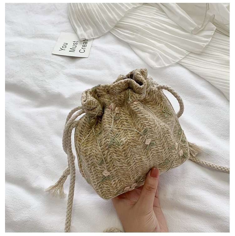 Summer small 2025 new trendy single shoulder crossbody for girls, internet famous mini grass woven bucket bag