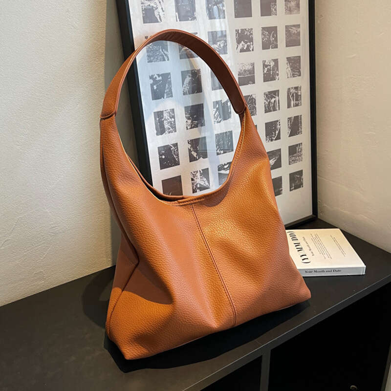 Single shoulder tote bag, large capacity Western style handbag, women's 2025 new fashionable and simple casual armpit bag