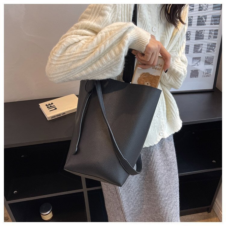 2025S Designer Women S Bag Solid Color Bucket For Women High End Sense Crossbody Single Shoulder Large Capacity This Year S Popular Commuting Tote Wom